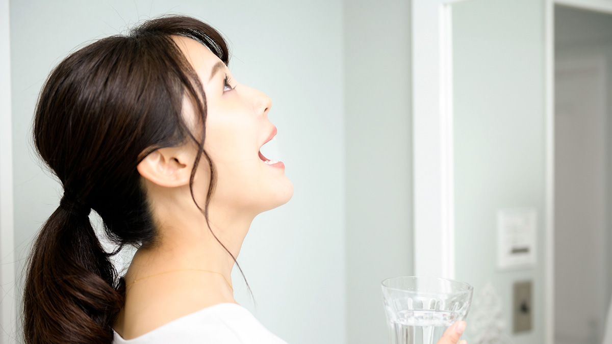うがいをする女性