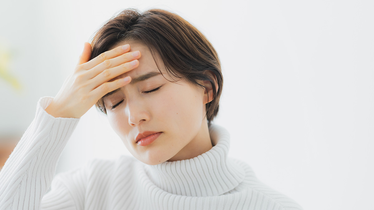 頭を抱える女性