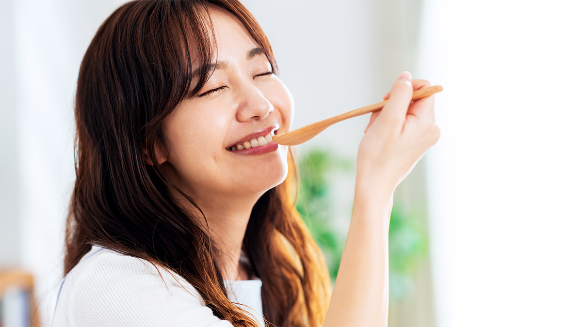 はちみつを食べる女性