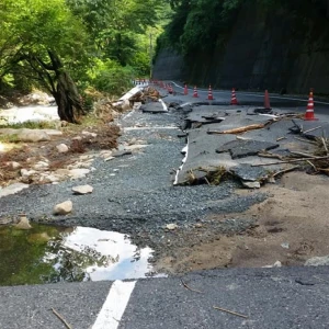 至る所で車の通行が困難な場所がありました。